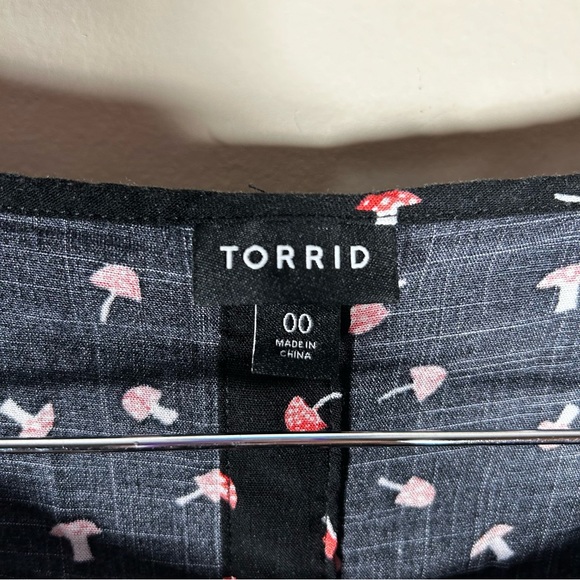 Torrid Black Red Mini Mushroom Print Button Back Blouse Size 00 M/L - Picture 4 of 10